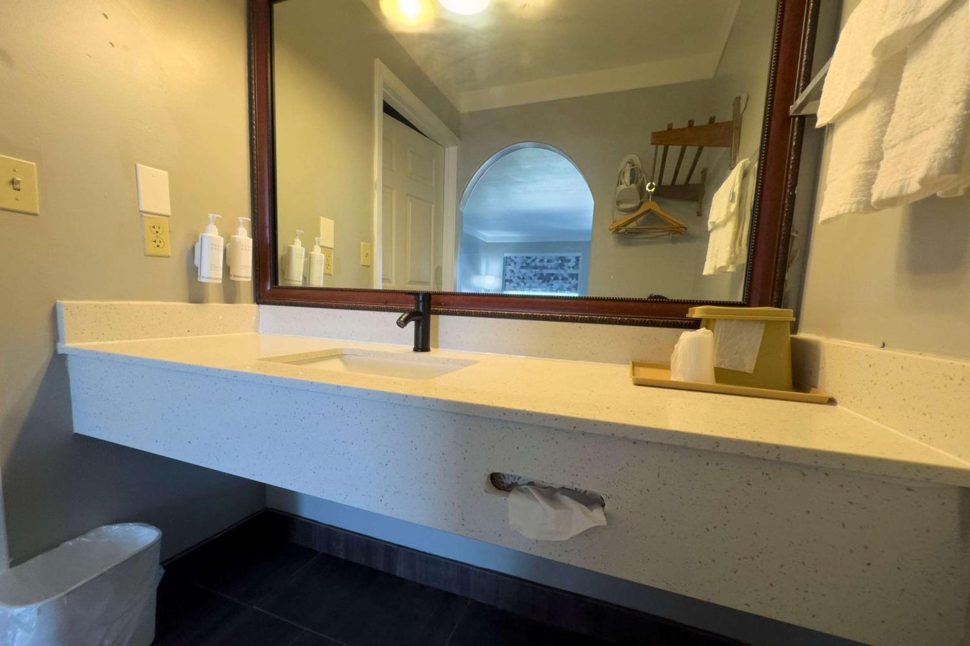 Days Inn By Wyndham Gonzales Extérieur photo