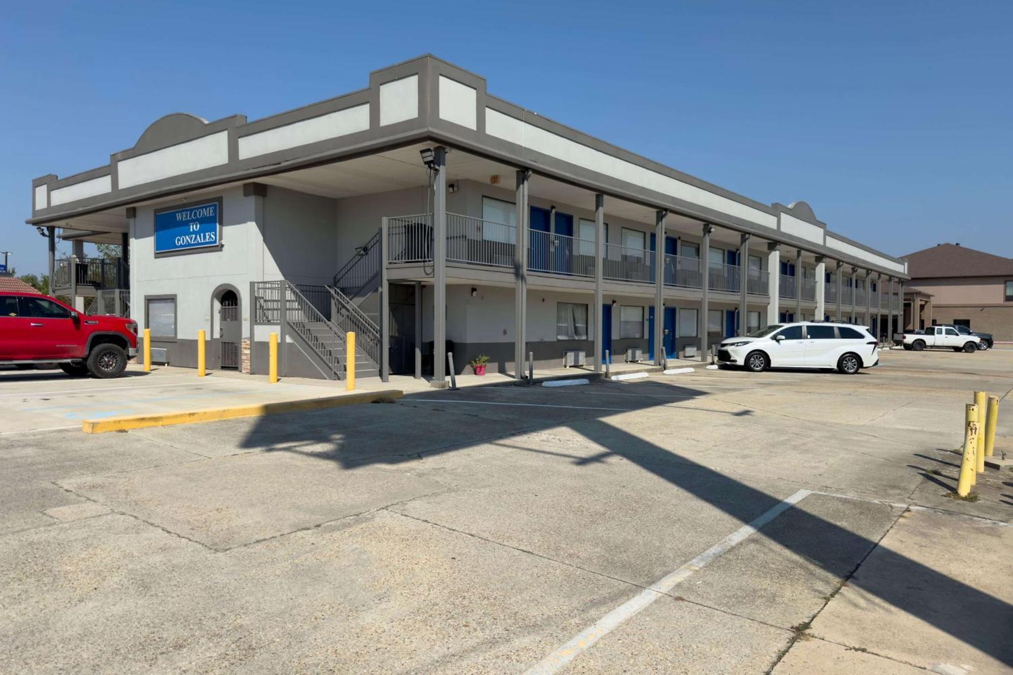Days Inn By Wyndham Gonzales Extérieur photo